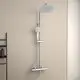Duschsystem von Ideal Standard mit einer großen Kopfbrause und einer Handbrause, an einer hellen Wand montiert, inklusive Wassertemperaturregler.